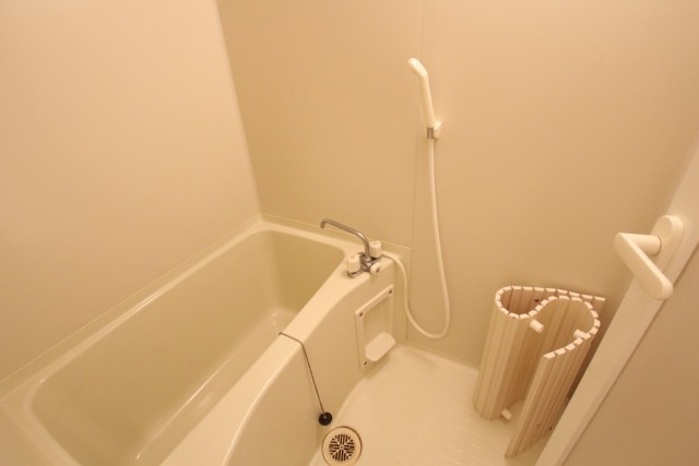 浴室はシンプルな白一色。