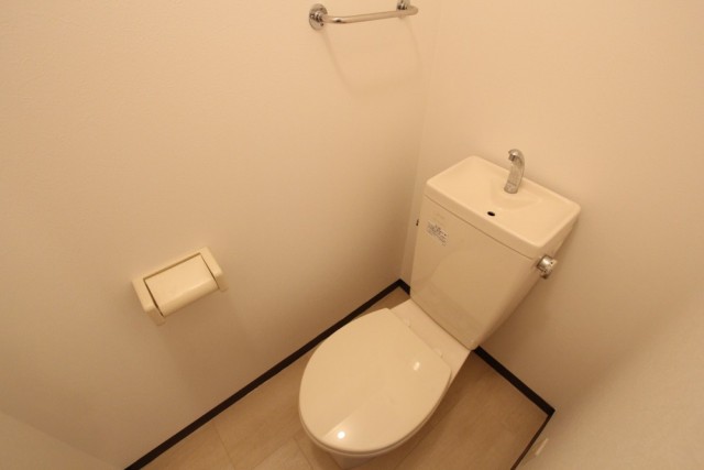 コンセントがありシャワートイレの設置可能。