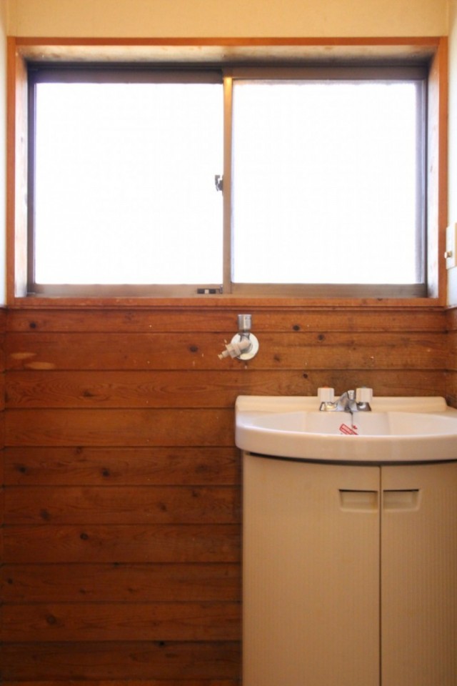 採光窓を最大限活用する為洗面台の鏡は右側面に。