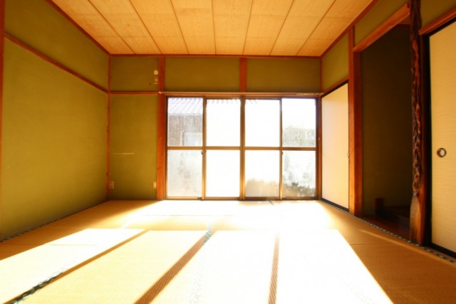 レトロ感ある緑の砂壁和室。