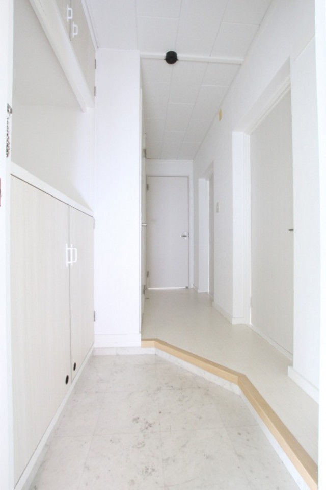玄関扉を開ければ、白１色の空間。