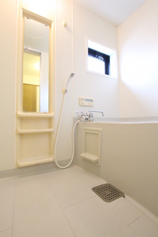 浴室はシンプルデザインだが換気窓付き。