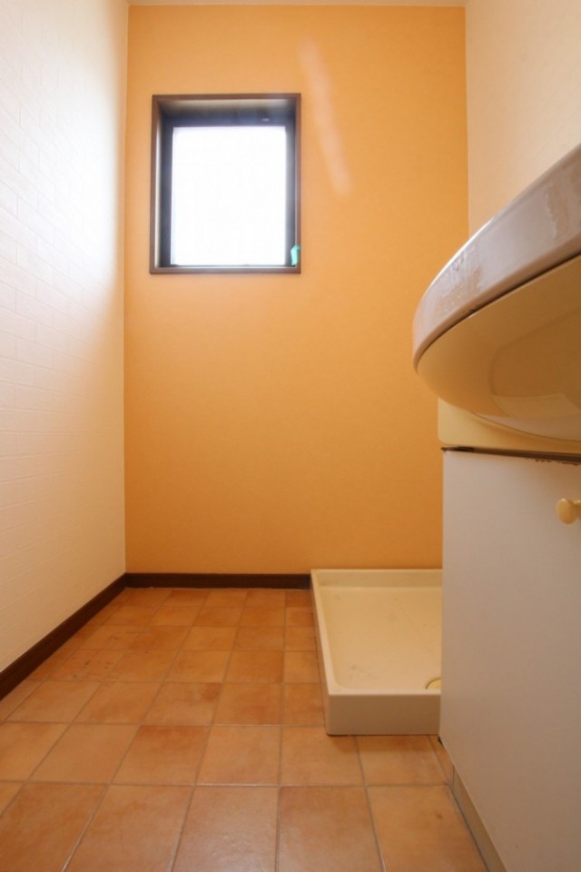 テラコッタフロアの洗面空間。