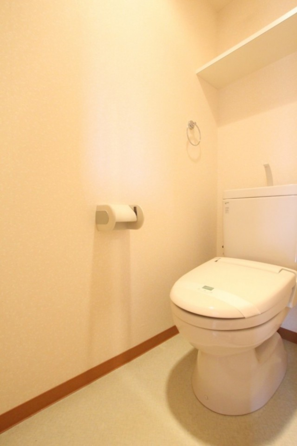 電源コンセントはあるのでシャワートイレの設置は可能です。