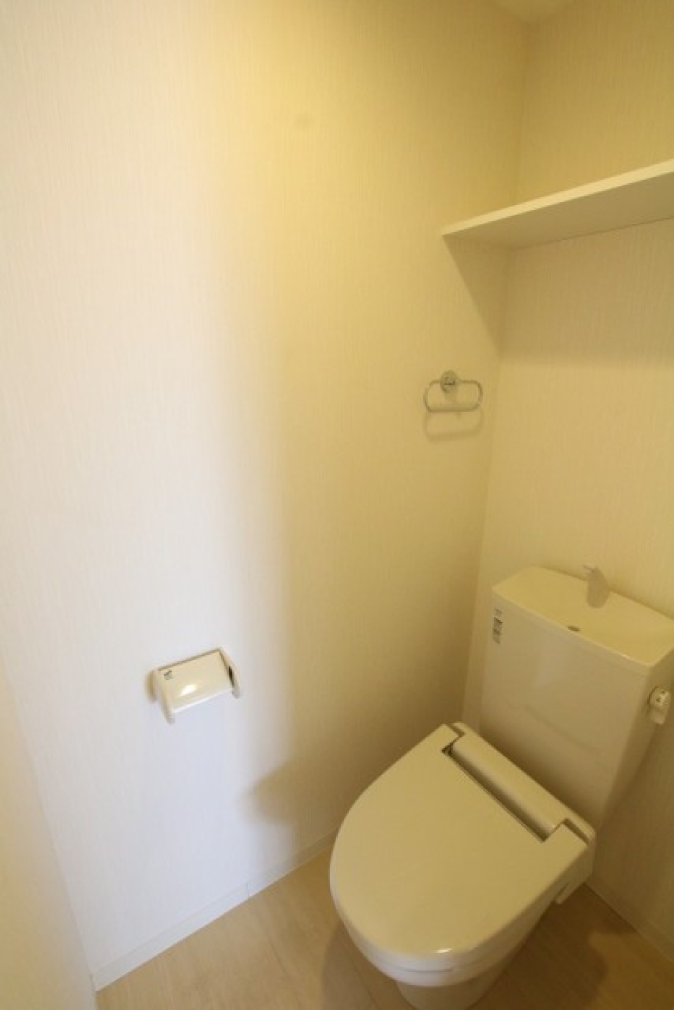 明るい壁紙のトイレ