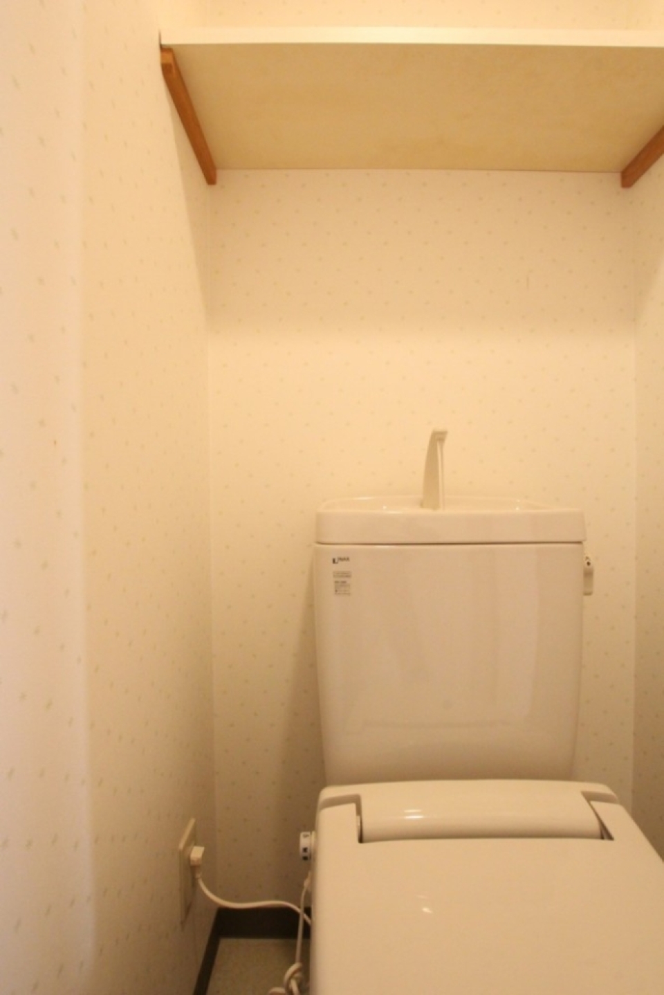 電源コンセントがあるからシャワートイレの設置も可能。