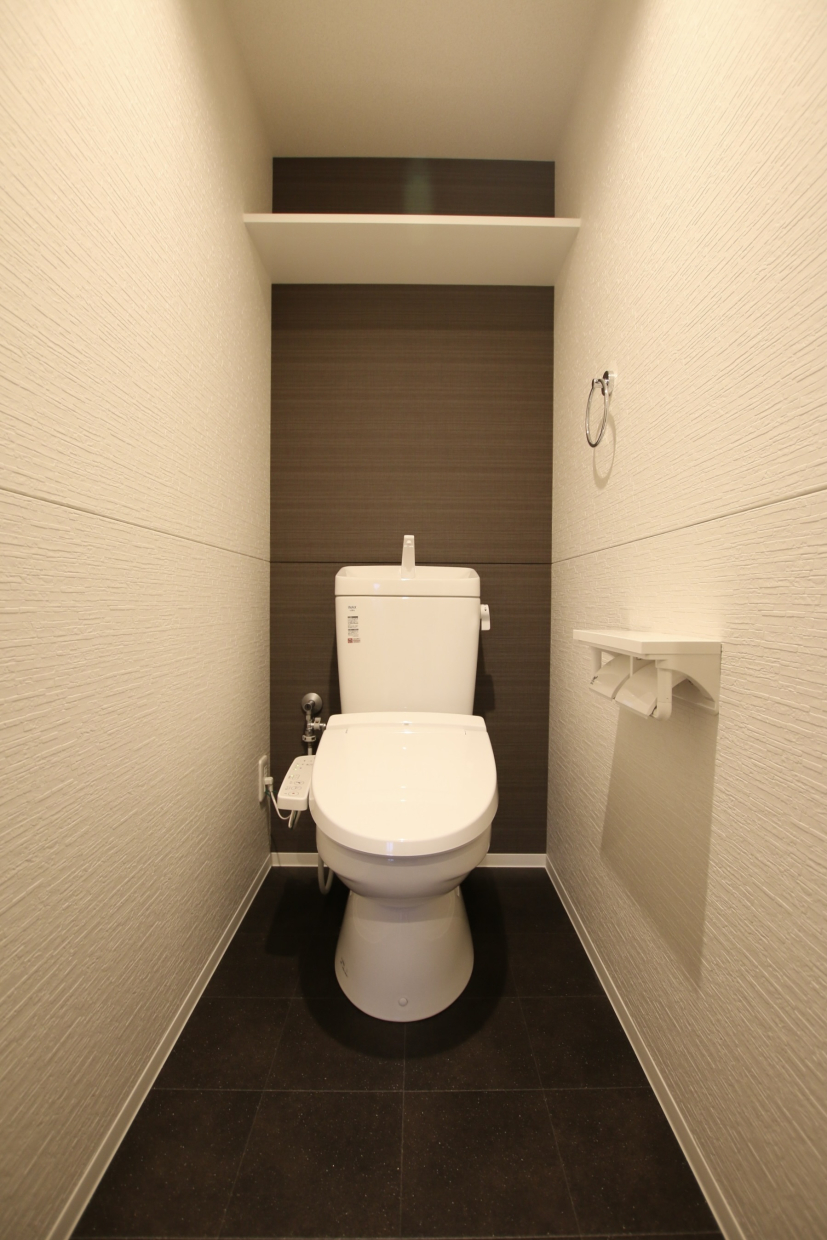 トイレは人感センサーで電気が付きます