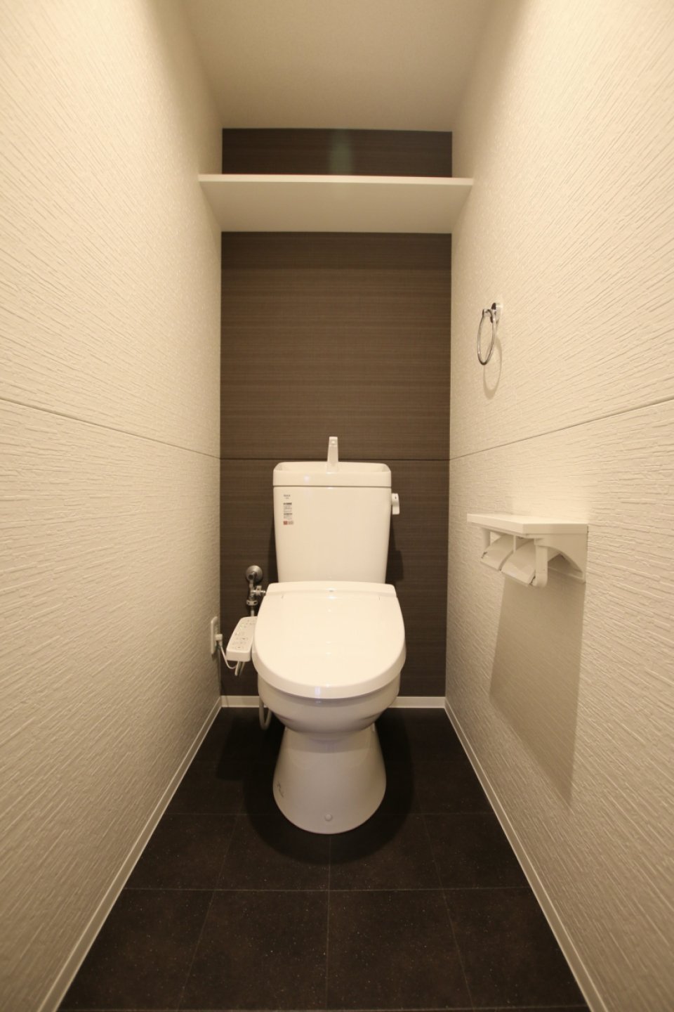 トイレは人感センサーで電気が付きます