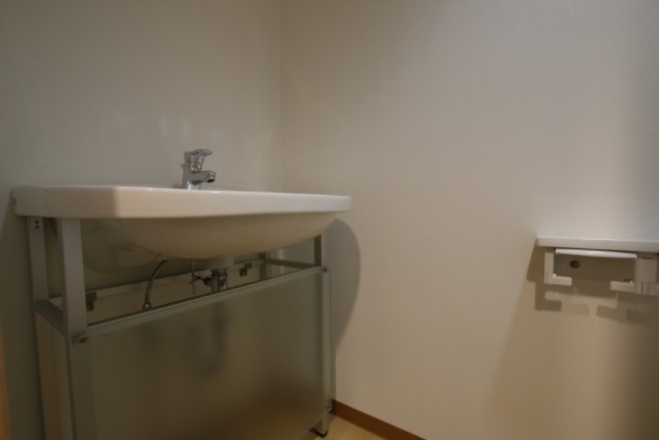 洗面台付き！トイレ内に2つ手洗い場がある不思議な設計です。
