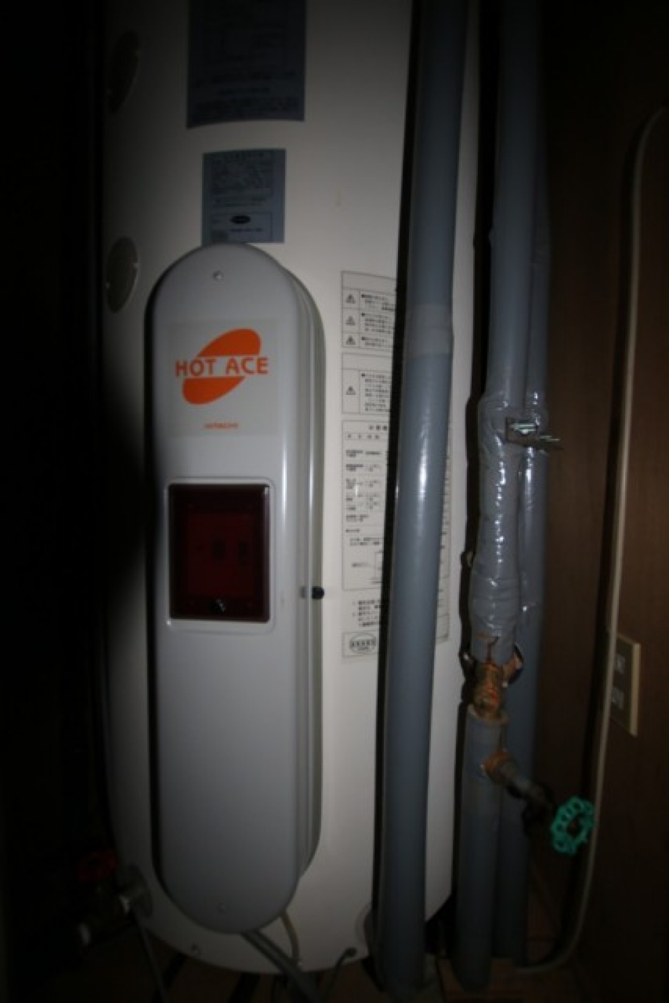 電気温水器が廊下にあります。