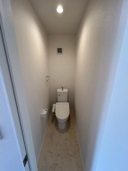 温水洗浄便座付きのトイレ