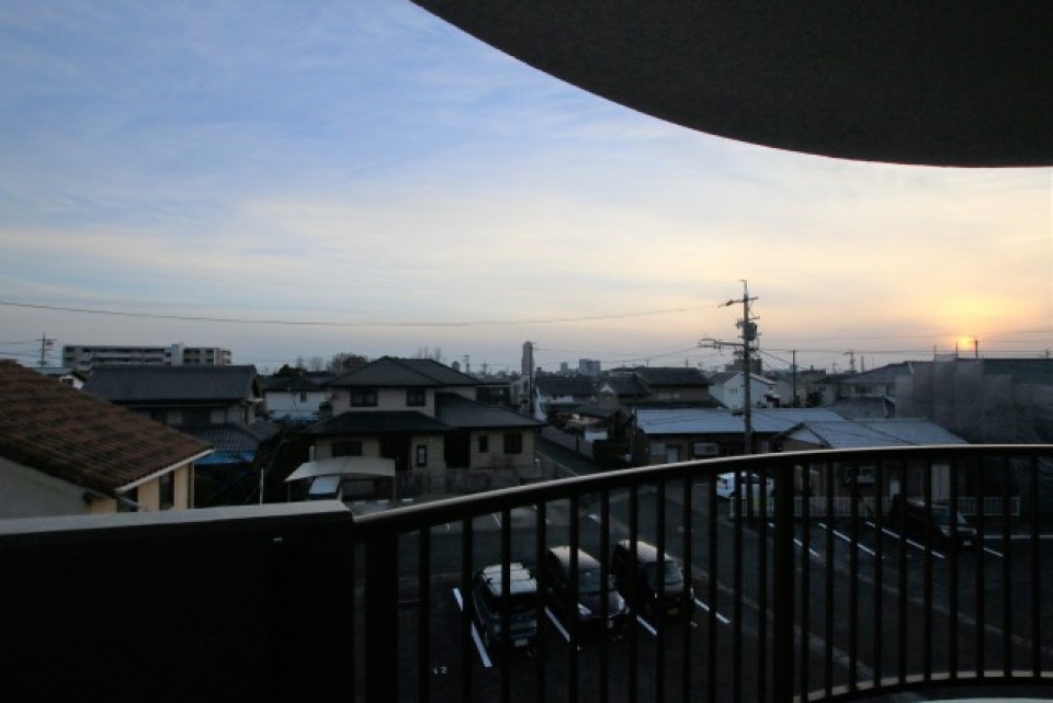 バルコニーからの夕暮れ。アクトタワーが見えます。