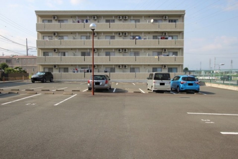 建物南面に広い駐車場、これで室内の日当たりも確保されている。