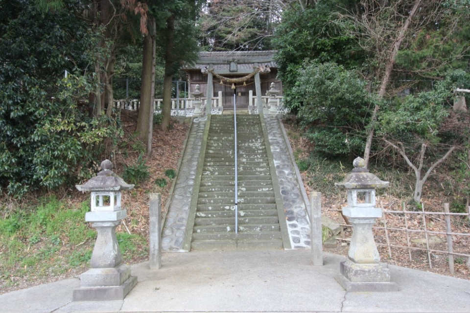 すぐ近くには雰囲気の良い神社が