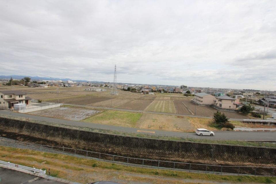 バルコニーからの景色。田んぼが広がっています。