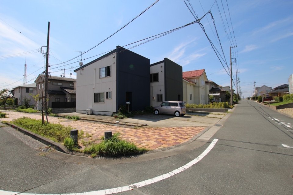 閑静な住宅街の角地に建っている。