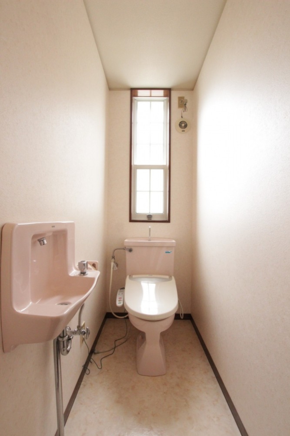 ２階トイレの様子。１階も同じ仕様で手洗い付き。