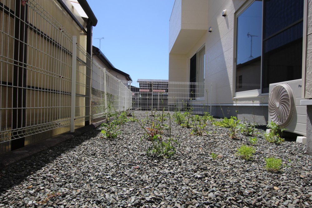 専用庭の草取りは入居者にて。