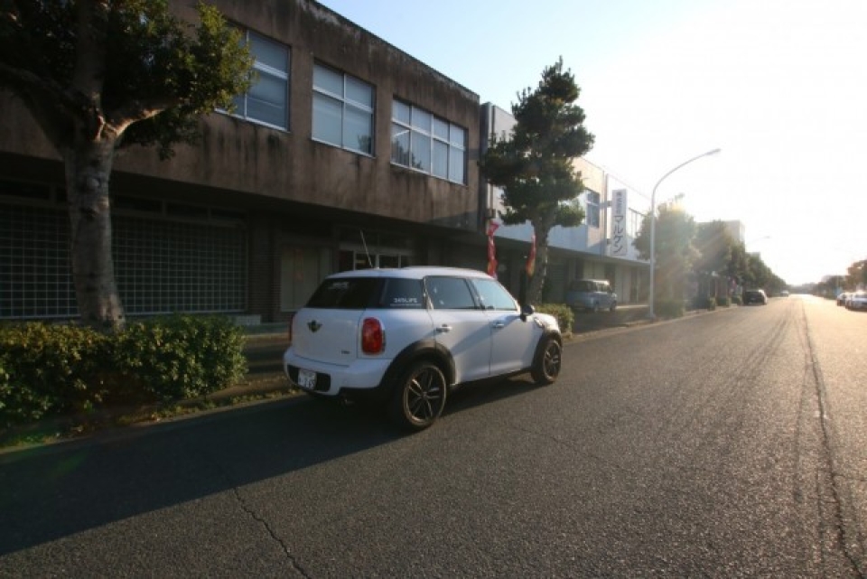 この広い道は路上駐車OK。