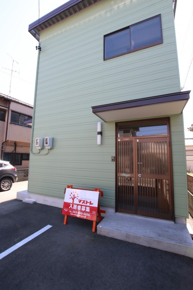 2階建てですが1階はこの部屋だけ。目の前が駐車スペースです。