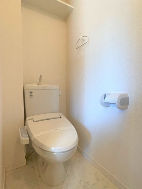 便利な簡易棚付きのトイレ。