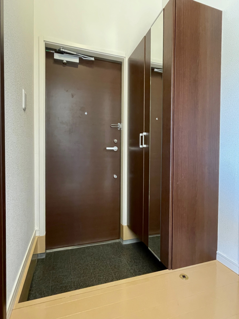 嬉しい大きな鏡付きのシューズボックス