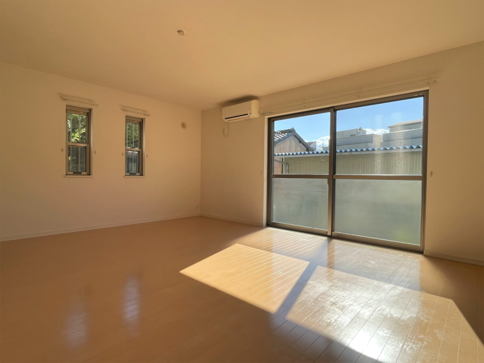 ナチュラルなお部屋に日差しが映える