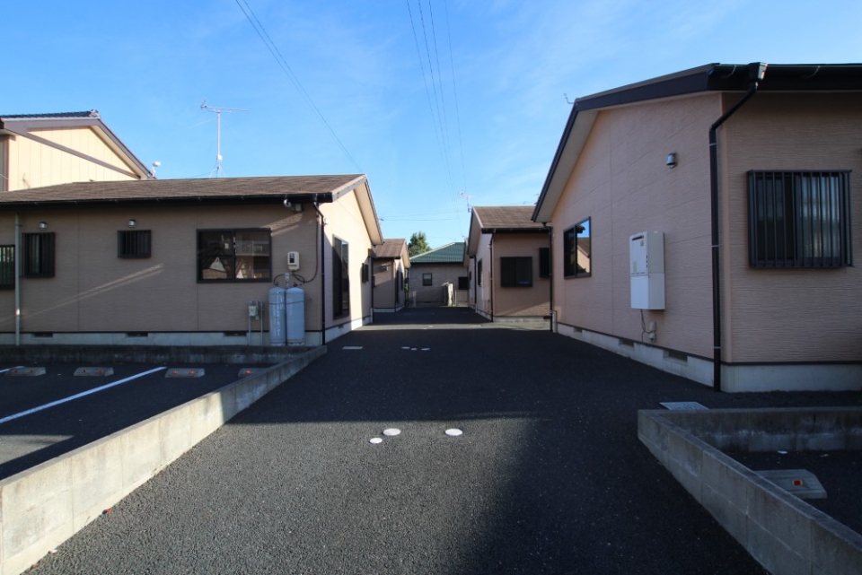 敷地内に計5棟の平屋戸建が並ぶ。