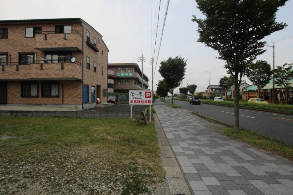 隣地に月極駐車場がある