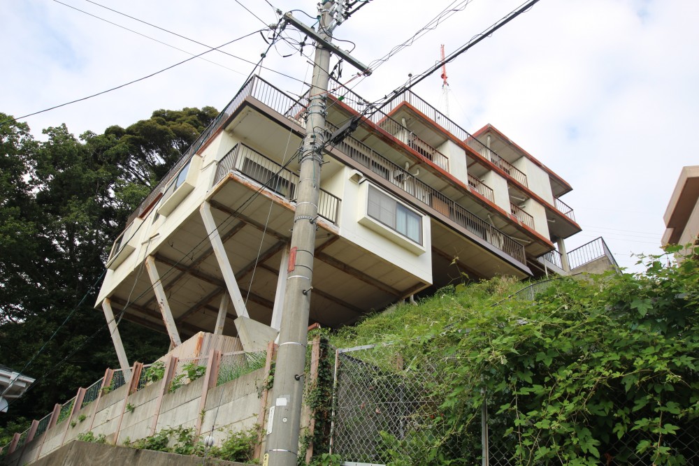 建物の底なんて滅多に見れませんよ。