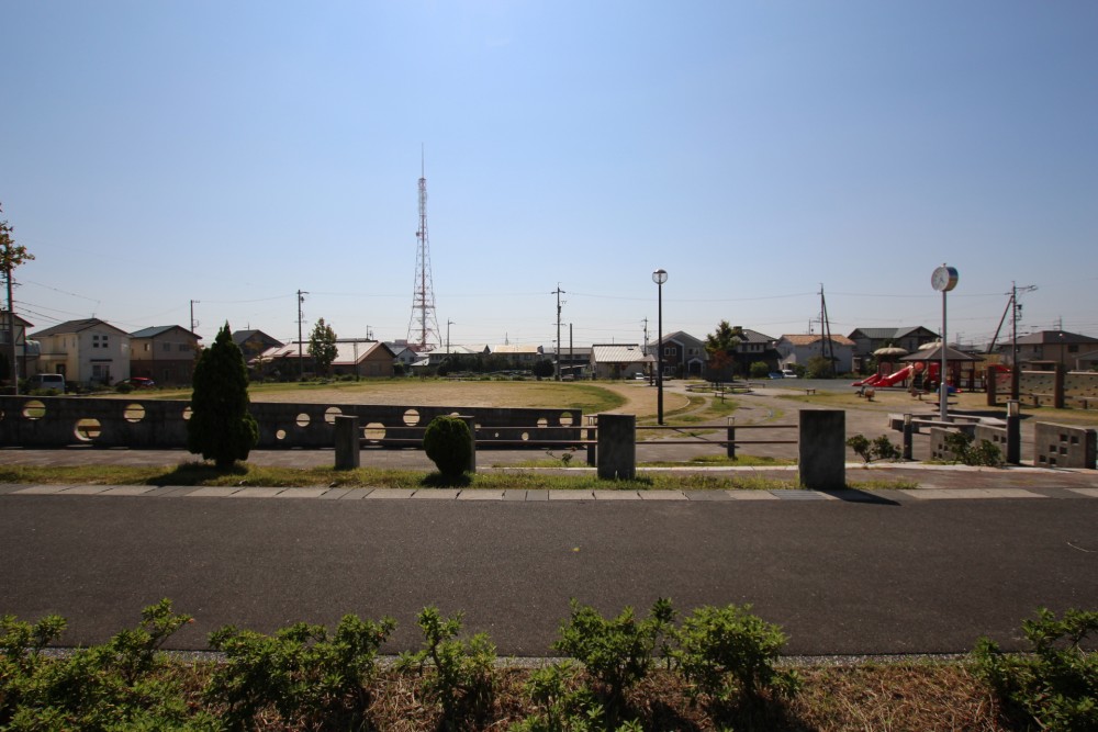 お部屋から徒歩2分の場所に大きな「西岸むくげ公園」あり。