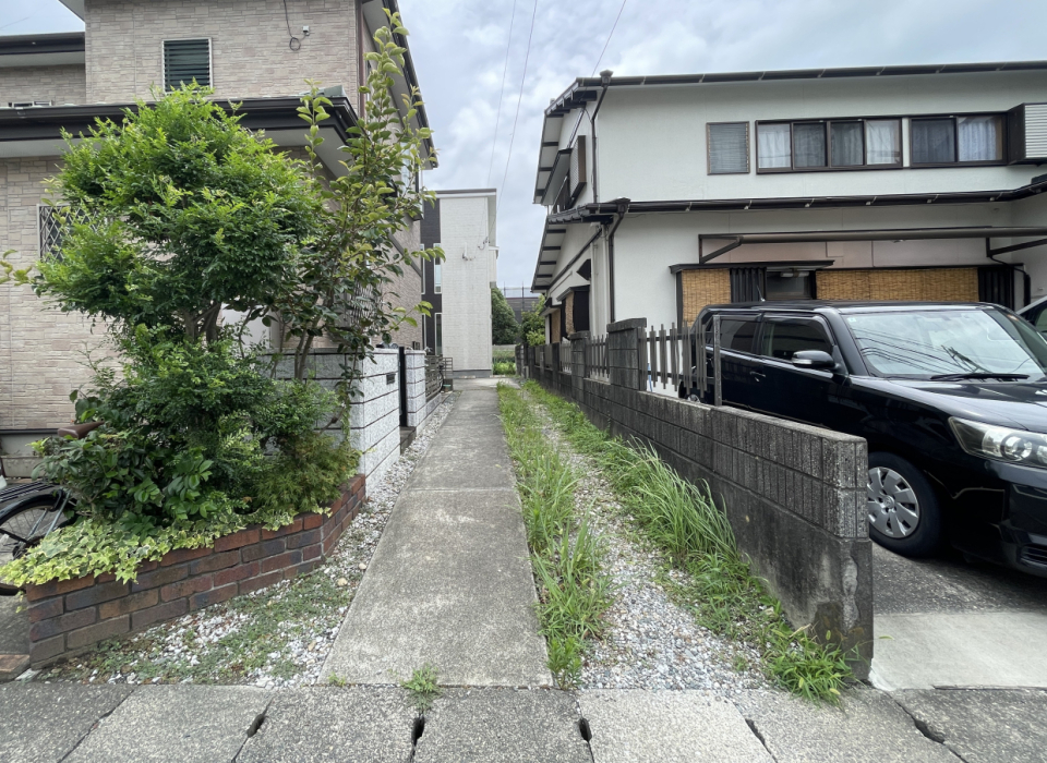 この通路の奥が物件です。普通車では通れないくらい狭いので必ず現地確認を！
