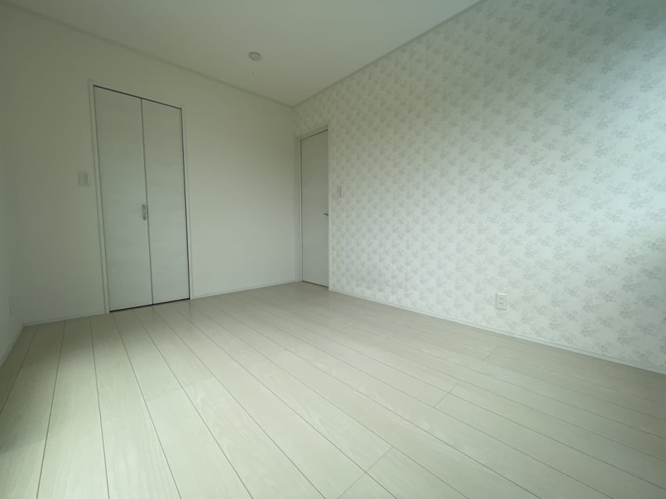東にある6帖の洋室はシンプルな印象