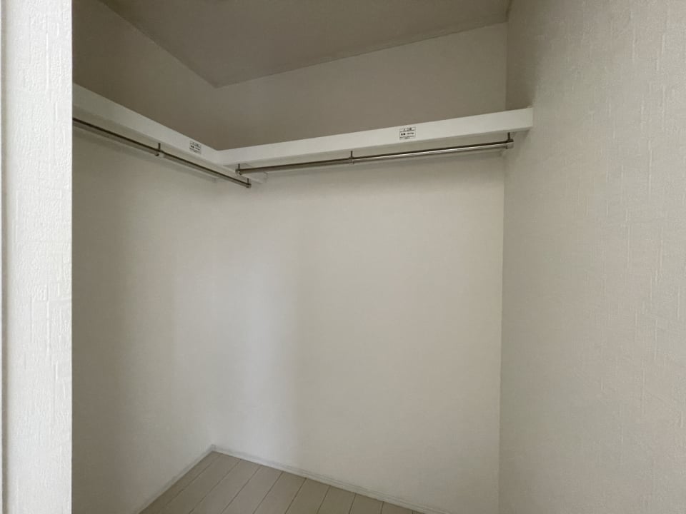 ウォークインクローゼット1つめがこのお部屋にあります