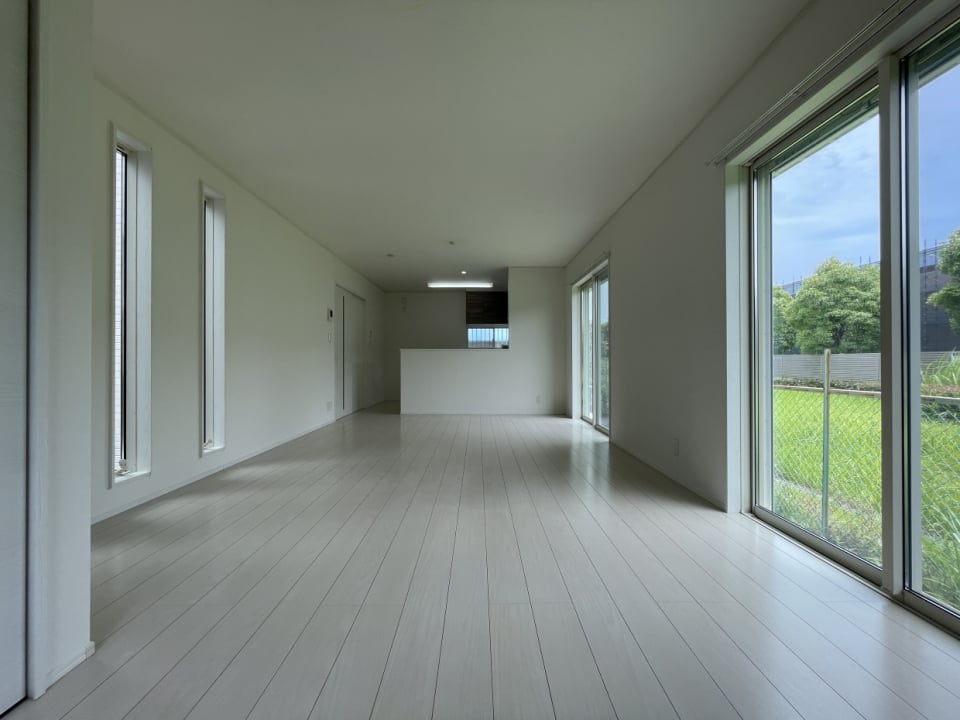 白を基調としたやさしい雰囲気のリビングは19帖