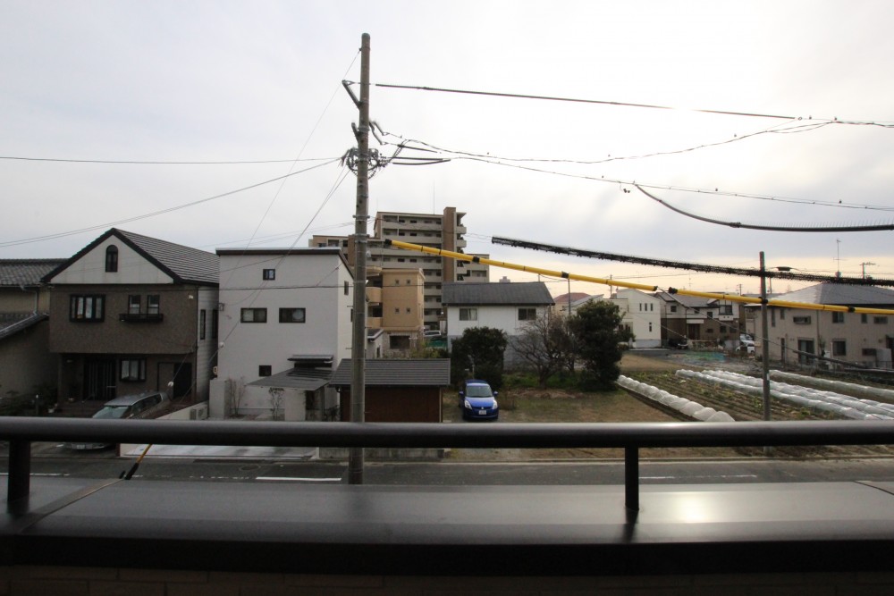 南面道路で日当たり問題なし。