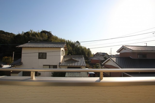 前面の建物も低く日当たり良好。