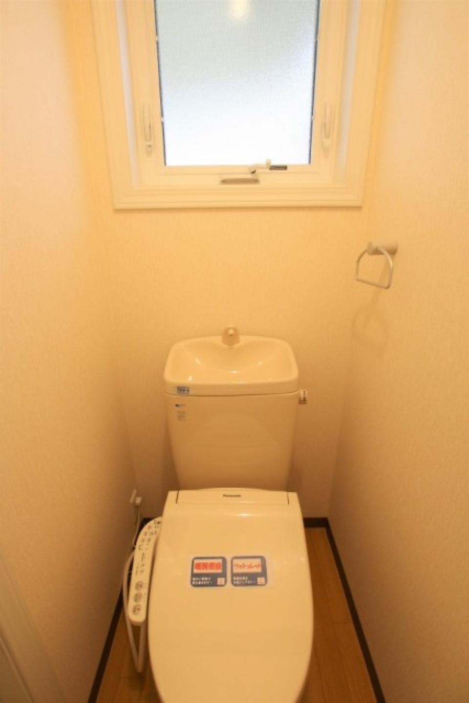 トイレ。温水洗浄便座です。窓がついているので喚起もできますね。