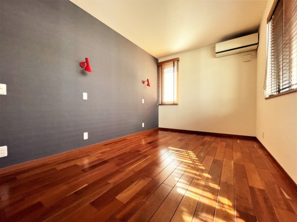 メインベッドルームは床も壁もシックで落ち着く雰囲気に。オトナの空間です。