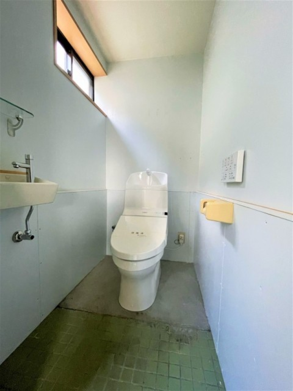 トイレは温水洗浄便座付きです。