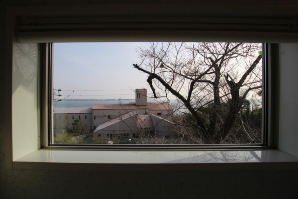 浴室の窓からは桜の木と浜名湖が見える。