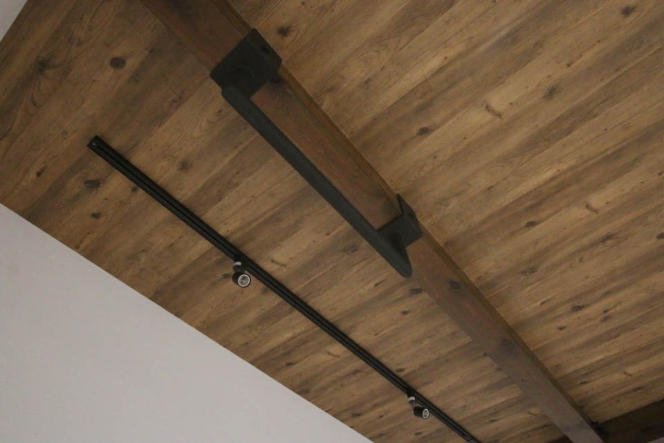 リビングの天井にはハンモックが吊るせるバーもある。