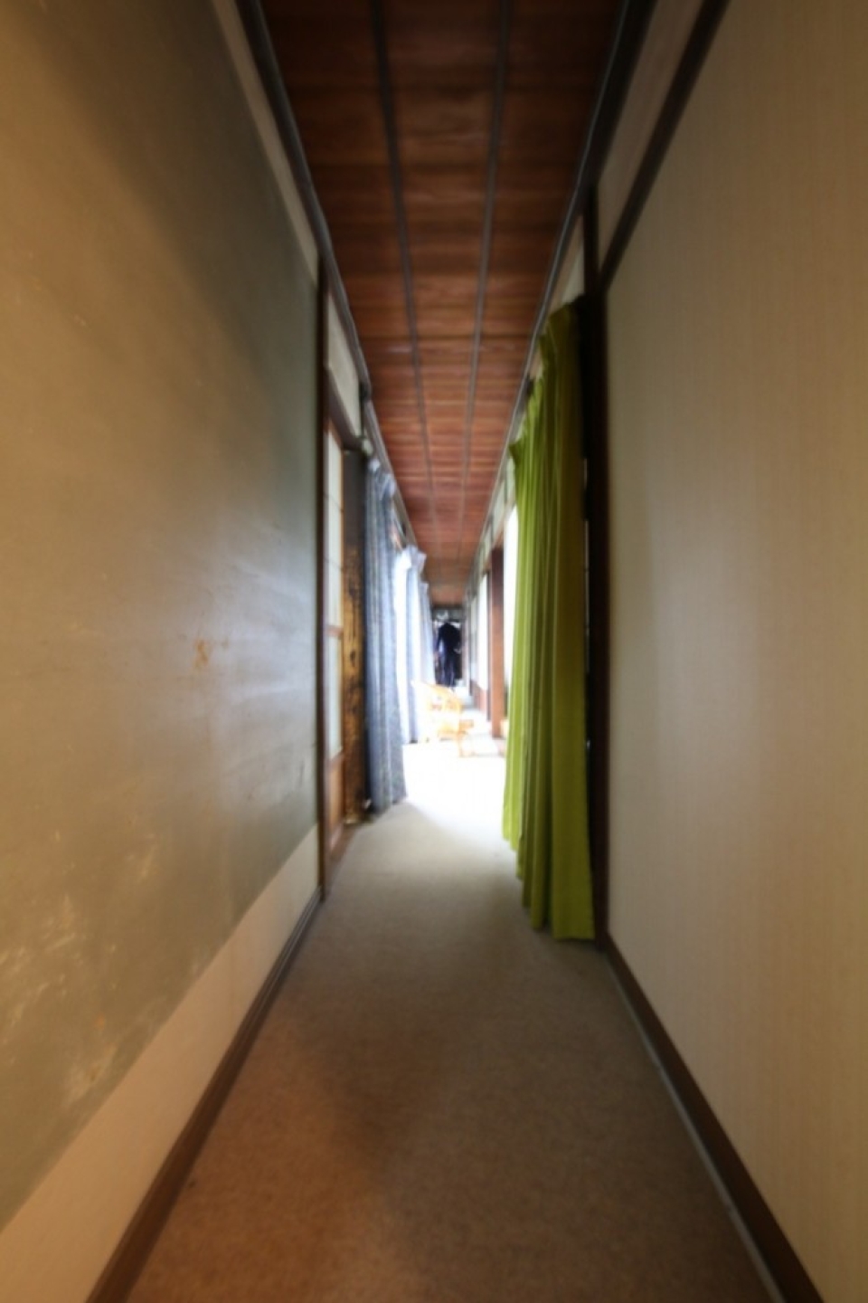 長い廊下を通った奥には日本家屋がつながっている。
