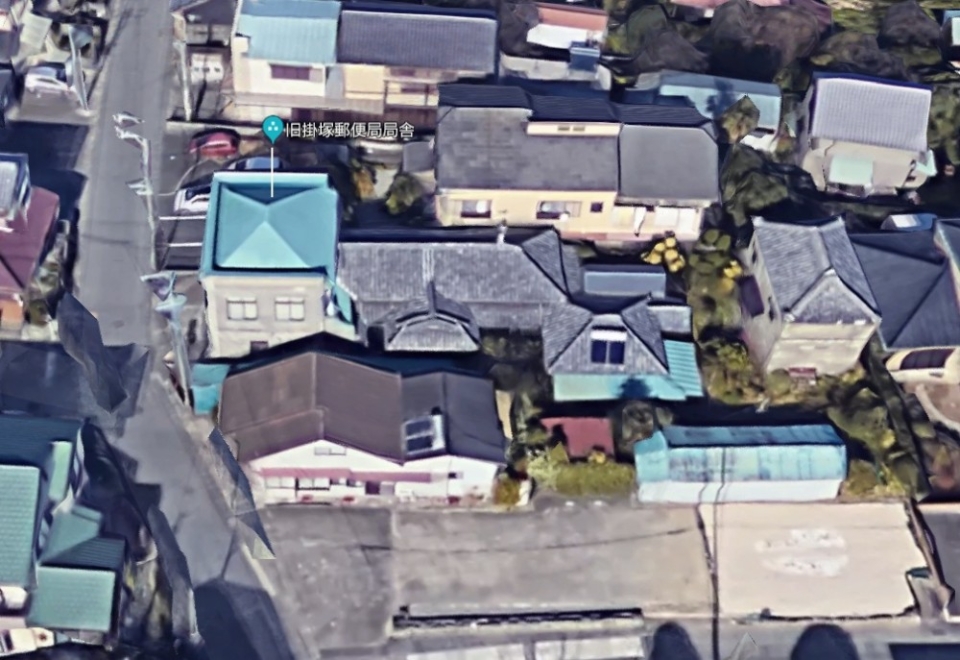 グーグルマップで見ると局舎から奥につながる日本家屋と石蔵がわかる。