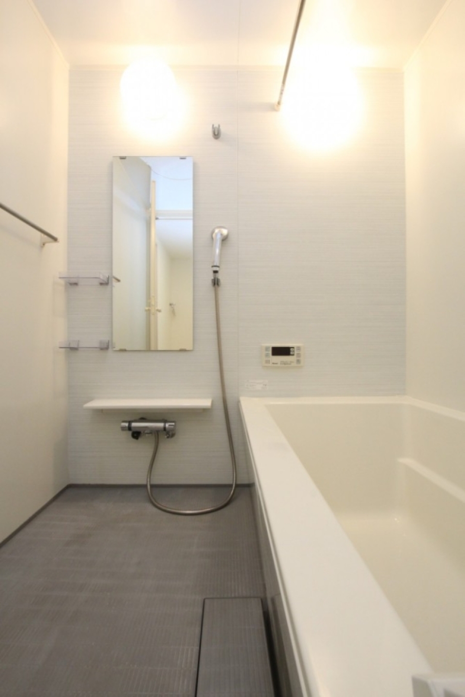 浴室は1坪の広々タイプ、追い焚き・浴室乾燥機はもちろん付いてます。