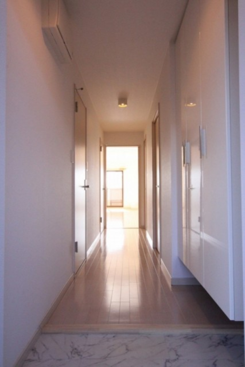 白い清潔感のある廊下。光の差し方も綺麗