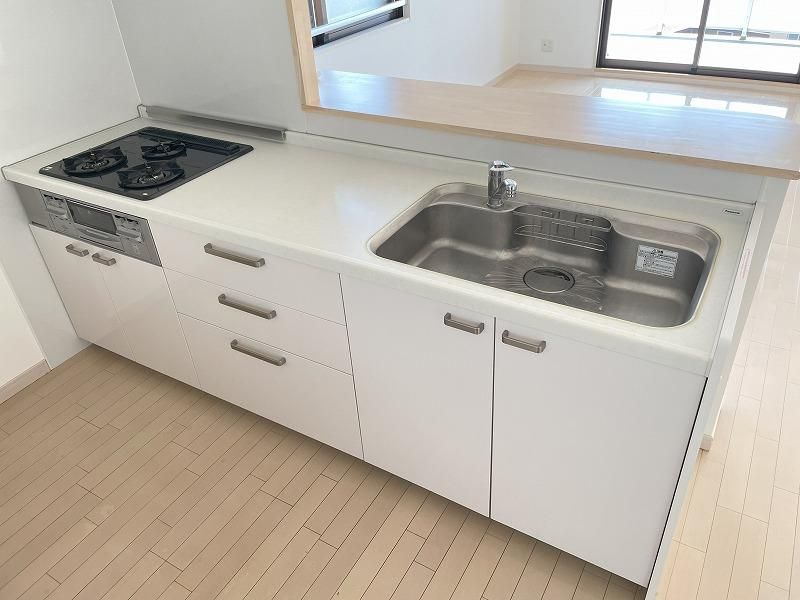 3口コンロにグリル付きのカウンターキッチン