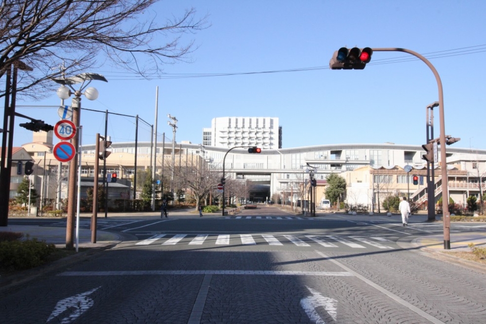 家の前の通りからは静岡文化芸術大学の校舎が正面に見えます