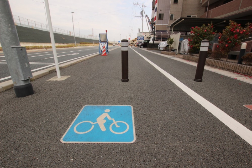 前の道路は自転車専用レーンもある。