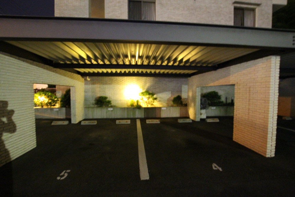 1台目の駐車スペースは屋根付き。